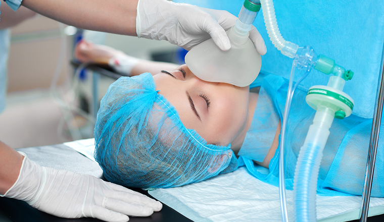 笑気吸入鎮静法でリラックスしながら治療を受ける患者さま