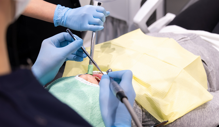 口腔内で処置を行う一般歯科治療の様子