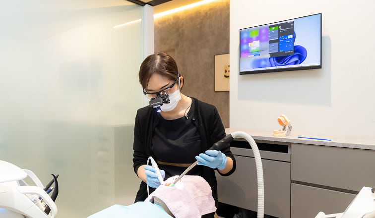 専属の歯科衛生士がメインテナンスを担当する様子