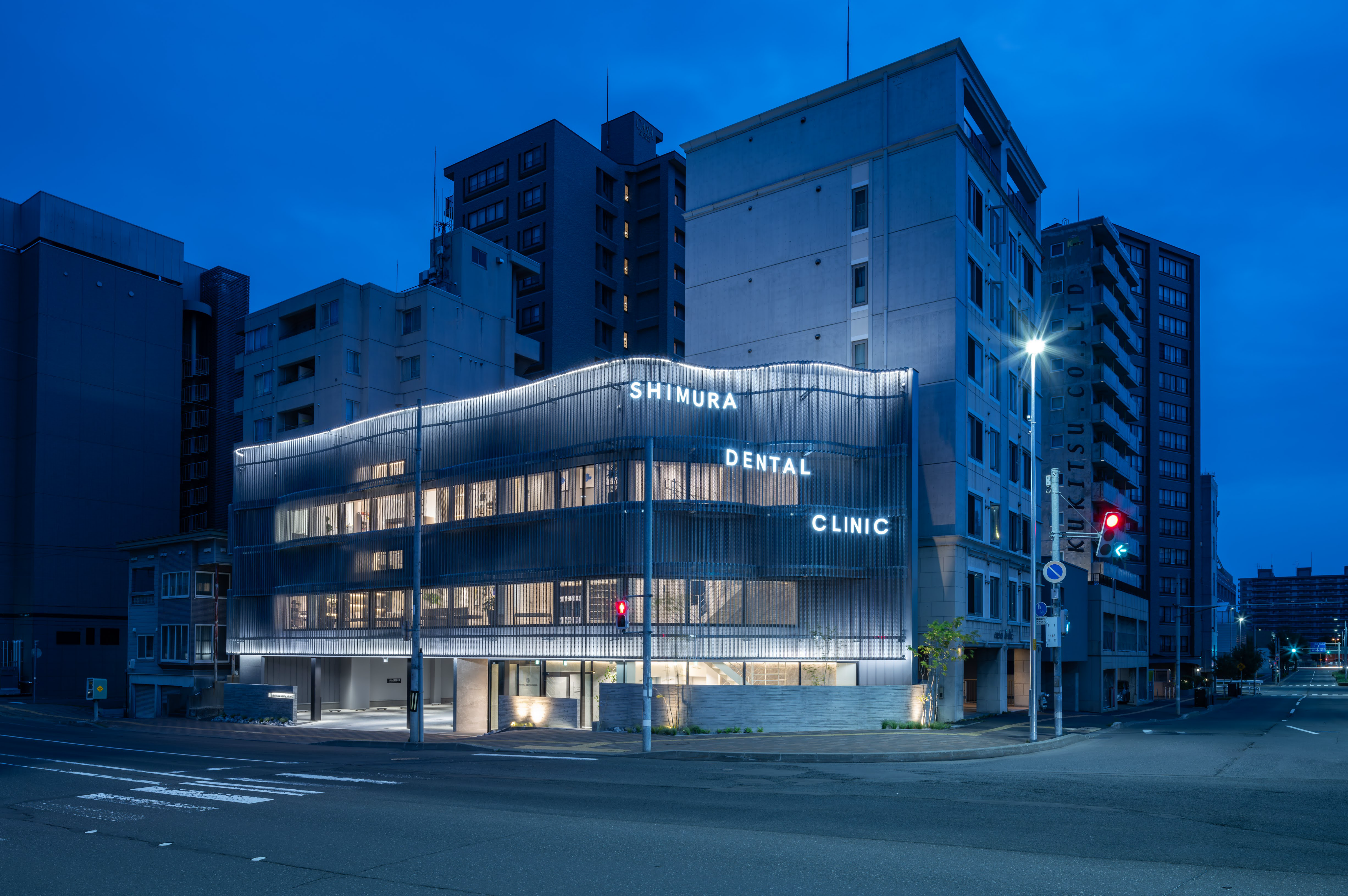 夜景の中に建つ志村デンタルクリニック