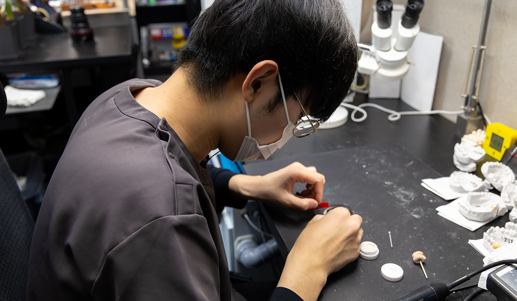 院内歯科技工士が補綴物を製作する様子
