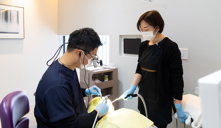 補綴専門の医師が診療する様子