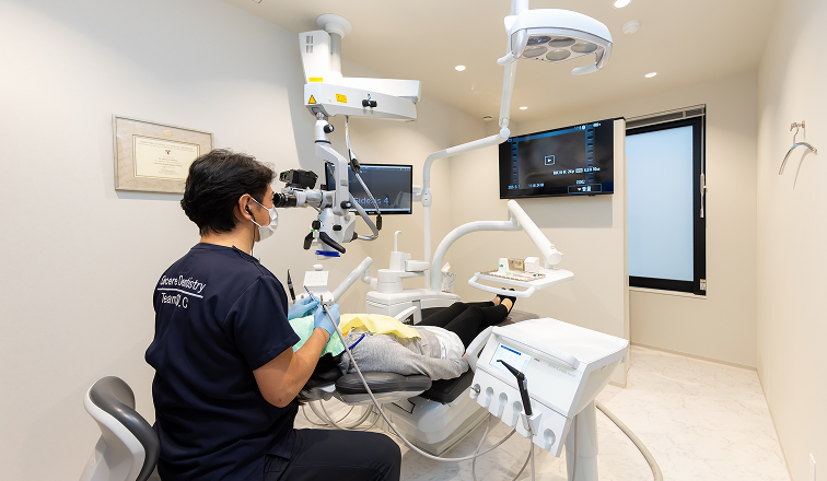 マイクロスコープを備えた診療室で根管治療を行う様子