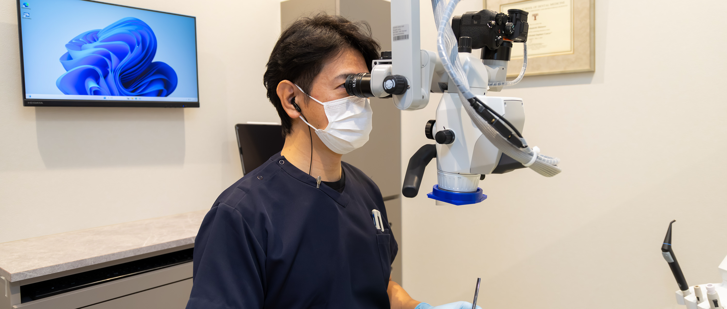 専門の医師がマイクロスコープを用いて診療する様子