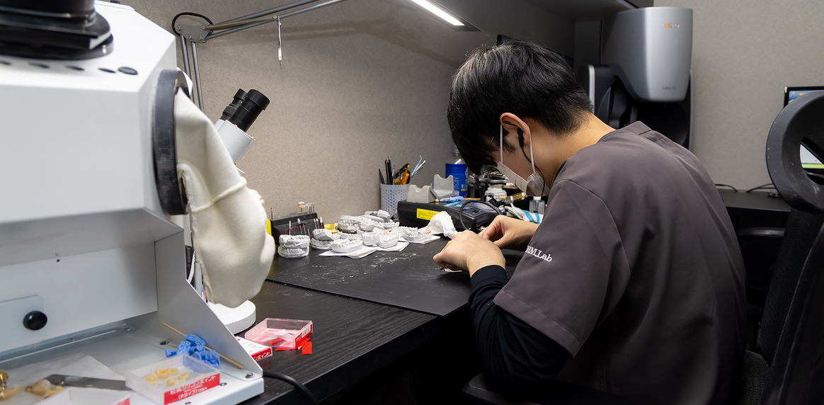 院内歯科技工士が補綴物を製作する様子