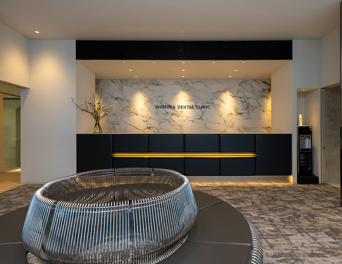 院内の待合・受付スペース