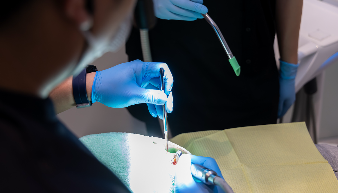 歯周外科治療を行う口腔内処置の様子