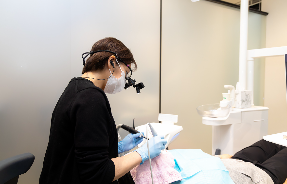 歯科衛生士が診療にあたる様子