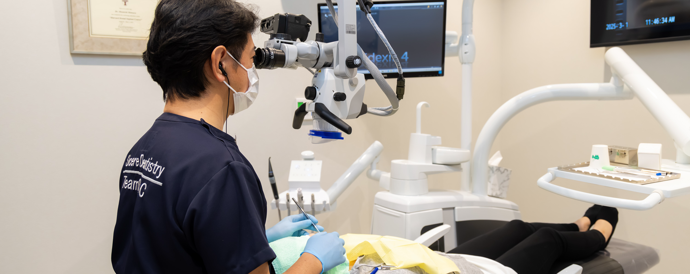 マイクロスコープを用いた診療風景