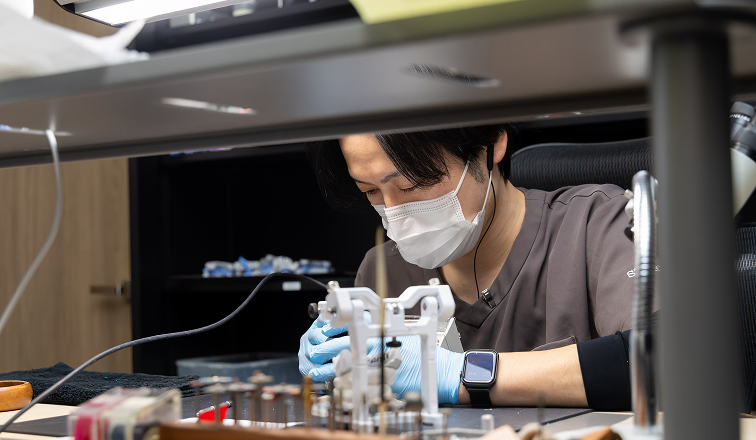 院内歯科技工士が補綴物を製作する様子