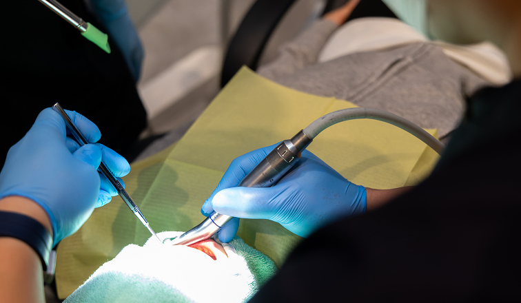 補綴治療を行う口腔内処置の様子